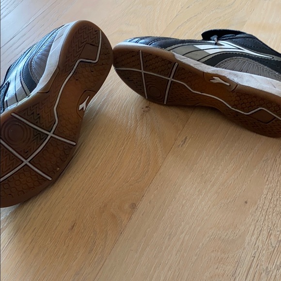 Boys youth size 2.5 DIADORA soccer shoes - Picture 2 of 6